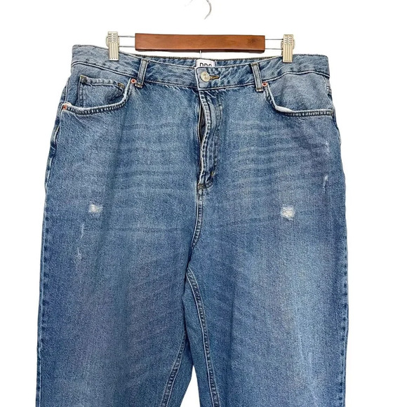 Urban Outfitters BDG High Rise Distressed Mom Jeans Size 34 - Picture 3 of 6